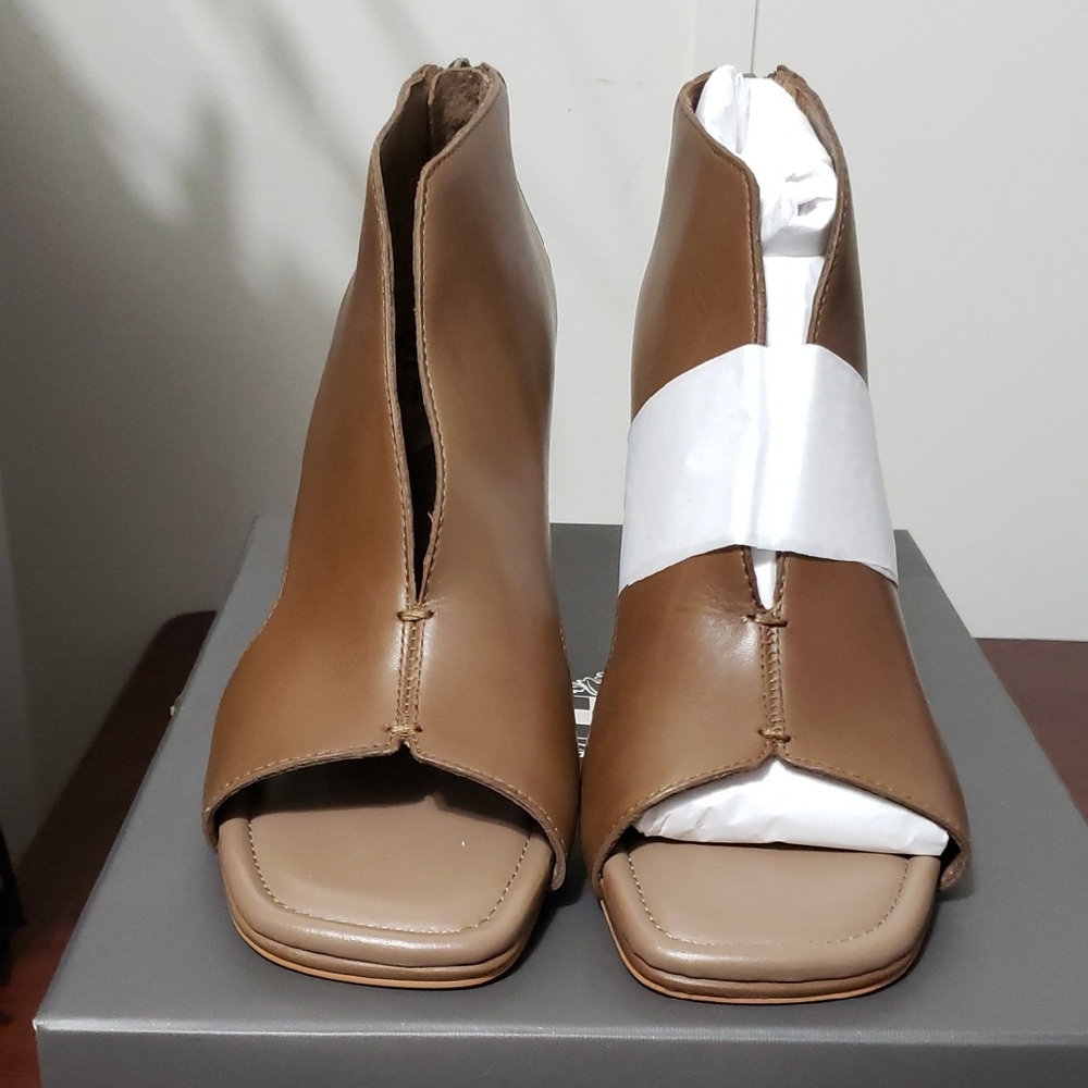 VINCE CAMUTO JESILIA Elegant Tan Open-Toe Ankle Heel Shoe